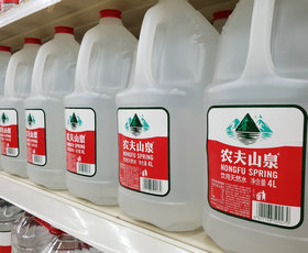 时隔二十多年钟睒睒再谈纯净水:不值钱,不建议长期喝