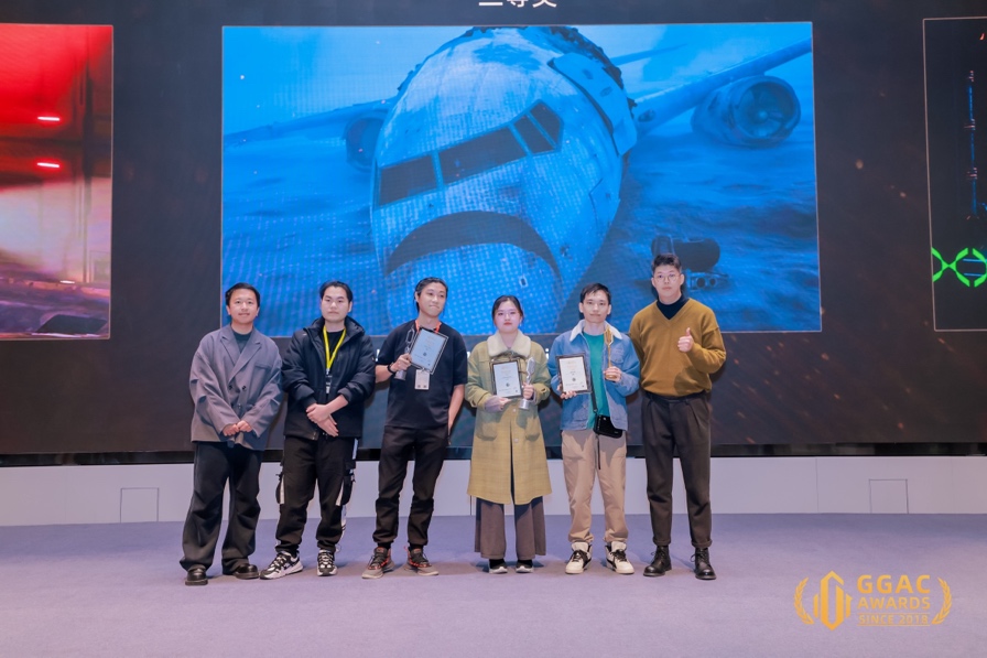 一群人站在一起合影
中度可信度描述已自动生成