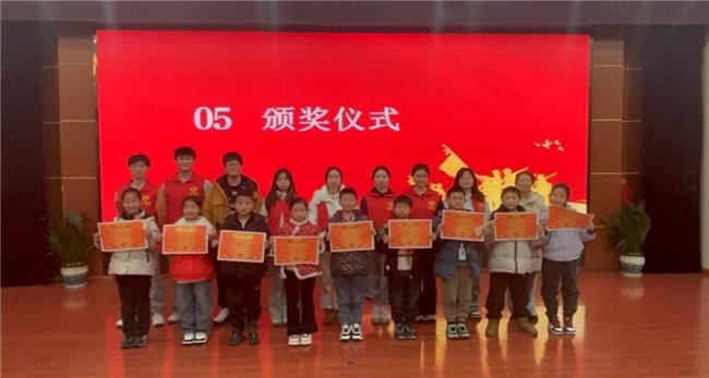 红色基因薪火传——“小红灯” 审心相润宣讲团走进童心