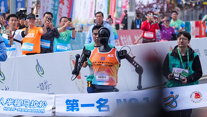 机器人半马冠军“天工Ultra”拍出101万元，客服称不带奖牌